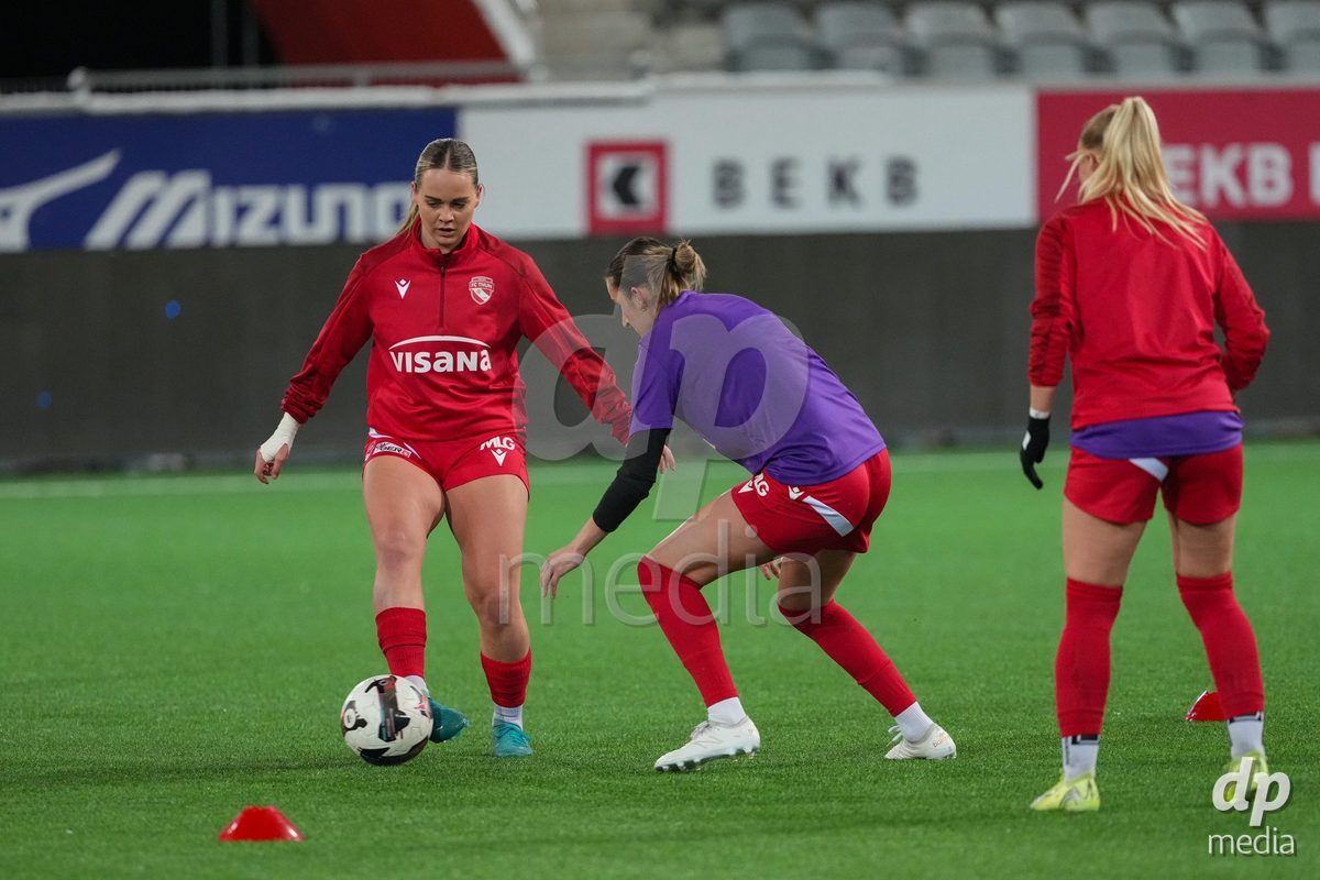 Schweiz: Axa Womens Super League 2025/26, FC Thun vs GC Frauenfussball - Stockhorn Arena, Thun: Rilana Ueltschi (29 Thun) während des Aufwärmens im Duell mit Celine Batschelet (70 Thun)