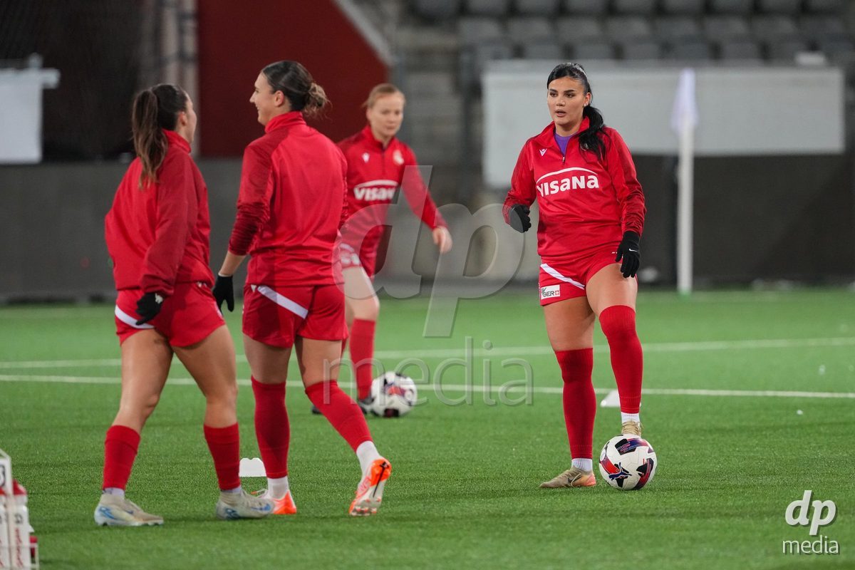 Schweiz: Axa Womens Super League 2025/26, FC Thun vs GC Frauenfussball - Stockhorn Arena, Thun: Mimoza Hamidi (7 Thun) während des Aufwärmens