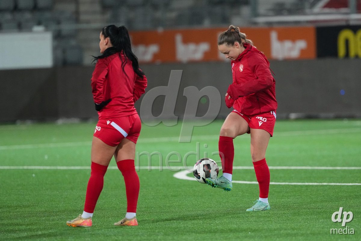 Schweiz: Axa Womens Super League 2025/26, FC Thun vs GC Frauenfussball - Stockhorn Arena, Thun:  Nicole Tiller (19 Thun) während des Aufwärmens