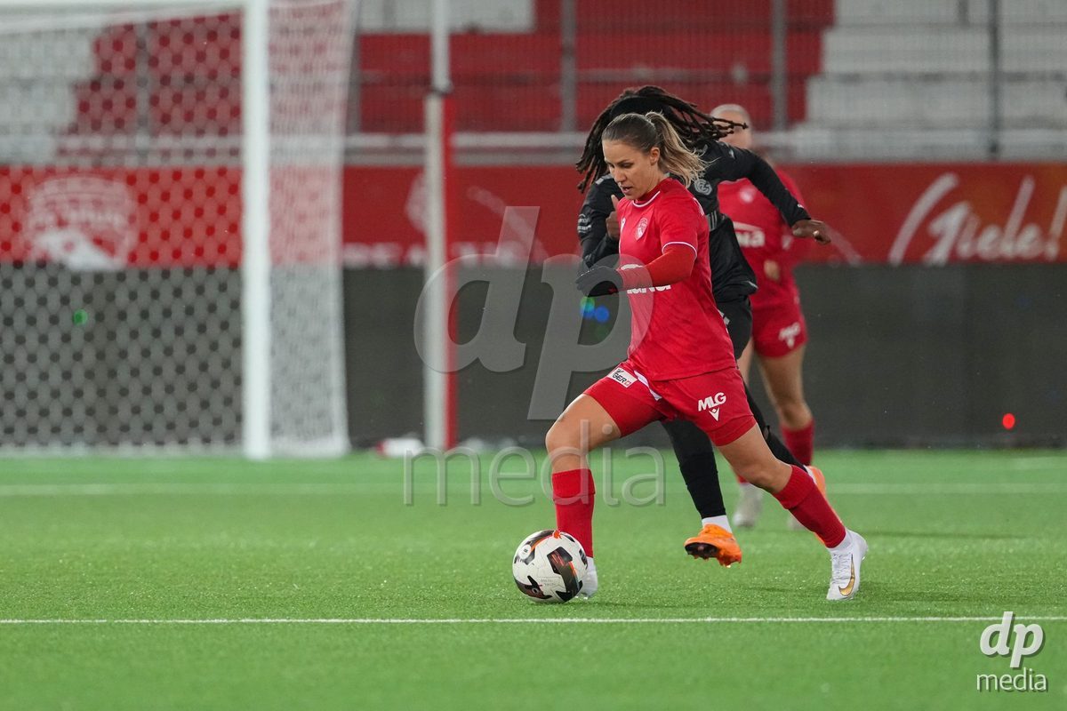 Schweiz: Axa Womens Super League 2025/26, FC Thun vs GC Frauenfussball - Stockhorn Arena, Thun: Simona Rumyanova Petkova (8 Thun) in aktion