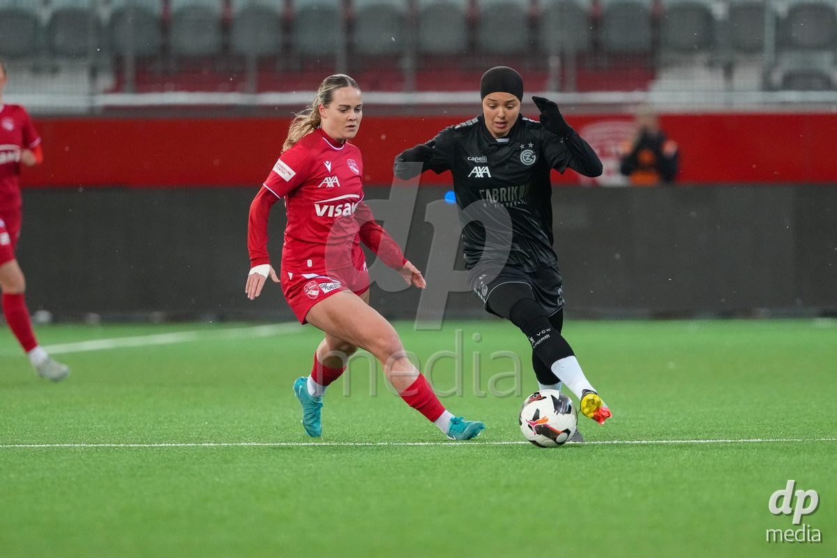 Schweiz: Axa Womens Super League 2025/26, FC Thun vs GC Frauenfussball - Stockhorn Arena, Thun: Imane Touriss (20 GCZ) im Duell mit Rilana Ueltschi (29 Thun)