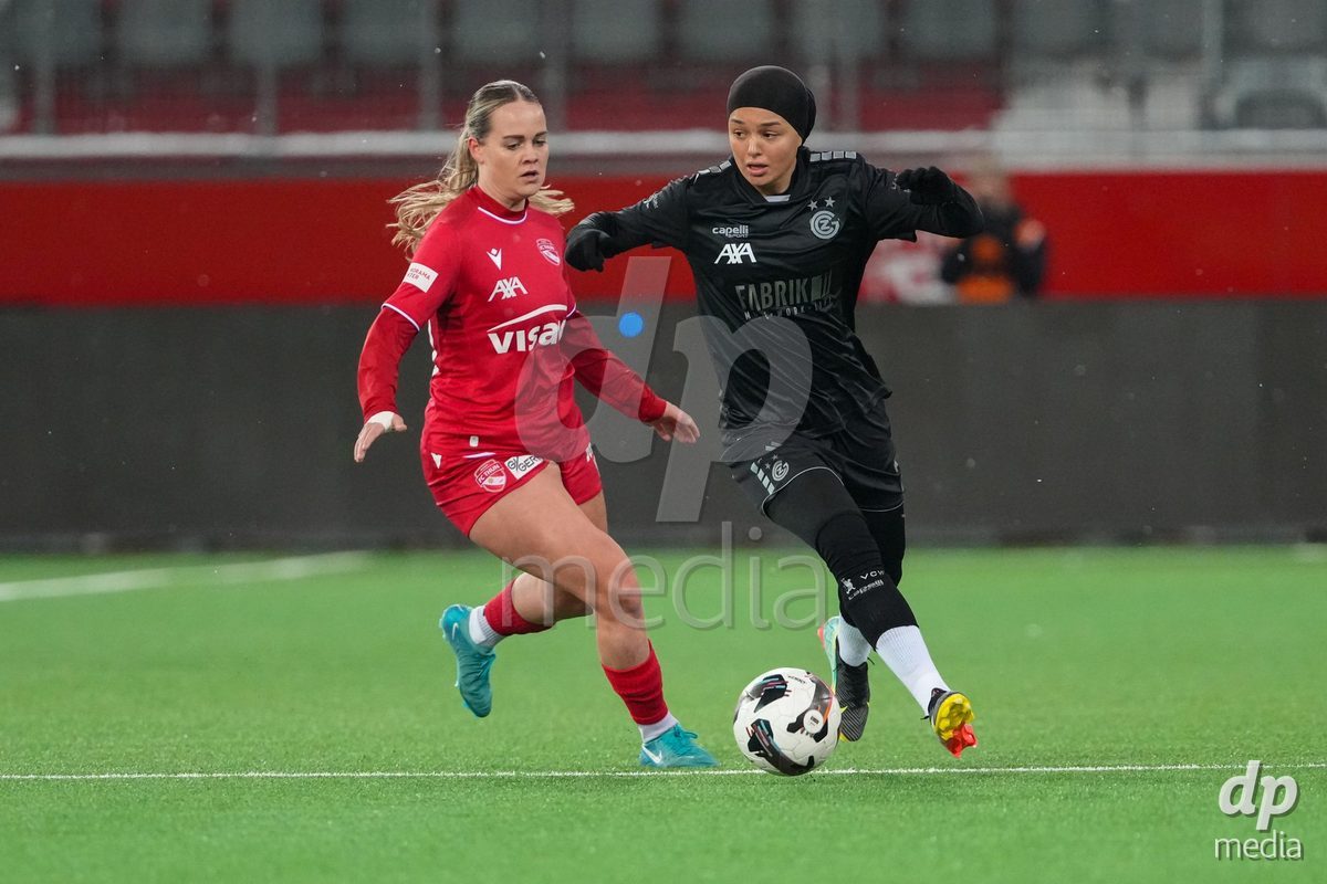 Schweiz: Axa Womens Super League 2025/26, FC Thun vs GC Frauenfussball - Stockhorn Arena, Thun: Imane Touriss (20 GCZ) im Duell mit Rilana Ueltschi (29 Thun)