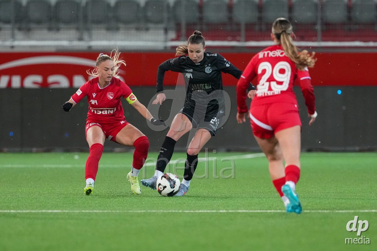Schweiz: Axa Womens Super League 2025/26, FC Thun vs GC Frauenfussball - Stockhorn Arena, Thun: Giulia Looser (24 GCZ) im Duell mit Shenia Schmid (61 Thun)