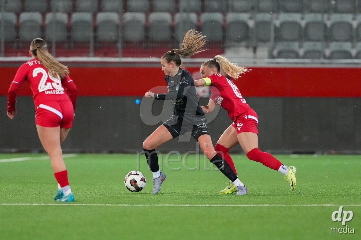 Schweiz: Axa Womens Super League 2025/26, FC Thun vs GC Frauenfussball - Stockhorn Arena, Thun: Giulia Looser (24 GCZ) im Duell mit Shenia Schmid (61 Thun)