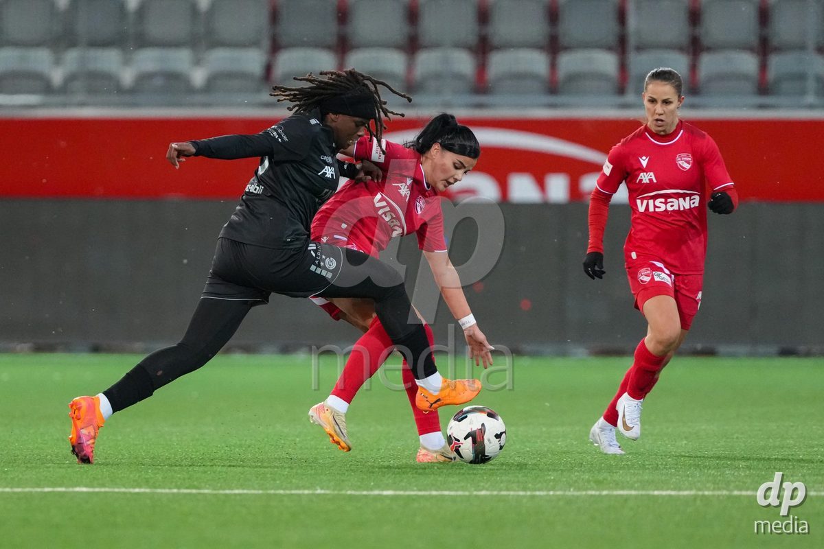 Schweiz: Axa Womens Super League 2025/26, FC Thun vs GC Frauenfussball - Stockhorn Arena, Thun: Mimoza Hamidi (7 Thun) im Duell mit Landryna Cindy Intaka Lushimba Bilombi (25 GCZ)