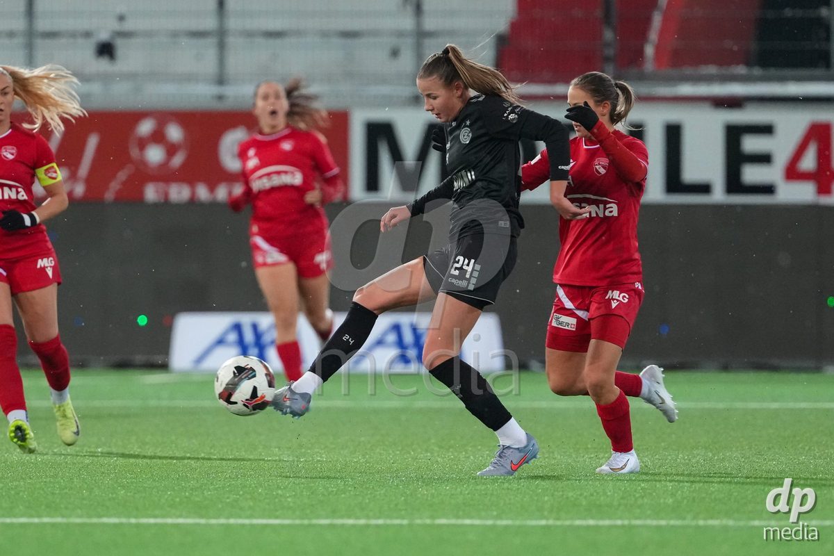 Schweiz: Axa Womens Super League 2025/26, FC Thun vs GC Frauenfussball - Stockhorn Arena, Thun: Giulia Looser (24 GCZ) im Duell mit Simona Rumyanova Petkova (8 Thun)