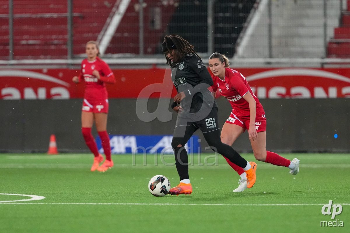 Schweiz: Axa Womens Super League 2025/26, FC Thun vs GC Frauenfussball - Stockhorn Arena, Thun: Landryna Cindy Intaka Lushimba Bilombi (25 GCZ) im Duell mit Celine Batschelet (70 Thun)