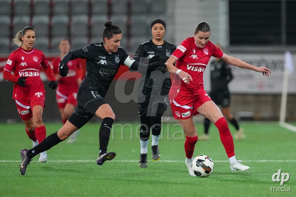 Schweiz: Axa Womens Super League 2025/26, FC Thun vs GC Frauenfussball - Stockhorn Arena, Thun: Celine Batschelet (70 Thun) im Duell mit Melanie Müller - Melanie Muller (27 GCZ)