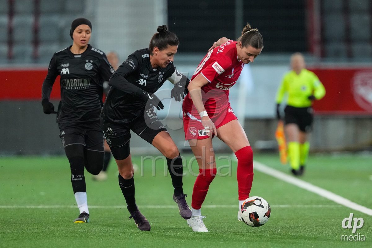 Schweiz: Axa Womens Super League 2025/26, FC Thun vs GC Frauenfussball - Stockhorn Arena, Thun: Celine Batschelet (70 Thun) im Duell mit Melanie Müller - Melanie Muller (27 GCZ)