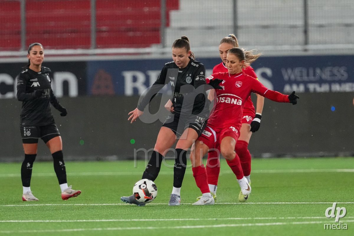 Schweiz: Axa Womens Super League 2025/26, FC Thun vs GC Frauenfussball - Stockhorn Arena, Thun: Giulia Looser (24 GCZ) im Duell mit Simona Rumyanova Petkova (8 Thun)