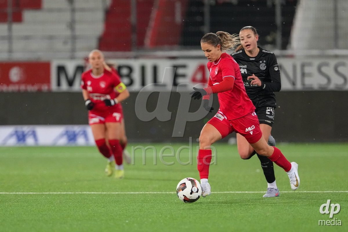 Schweiz: Axa Womens Super League 2025/26, FC Thun vs GC Frauenfussball - Stockhorn Arena, Thun: Simona Rumyanova Petkova (8 Thun) in aktion
