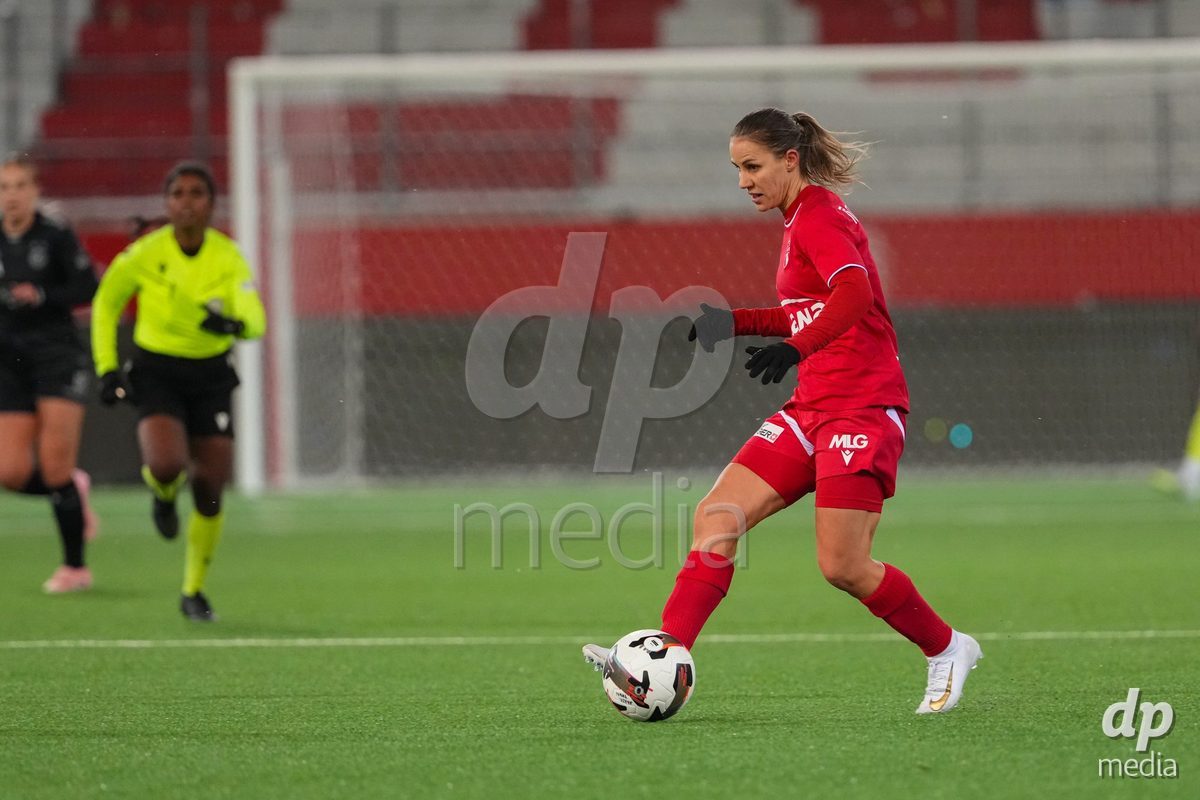 Schweiz: Axa Womens Super League 2025/26, FC Thun vs GC Frauenfussball - Stockhorn Arena, Thun: Simona Rumyanova Petkova (8 Thun) in aktion
