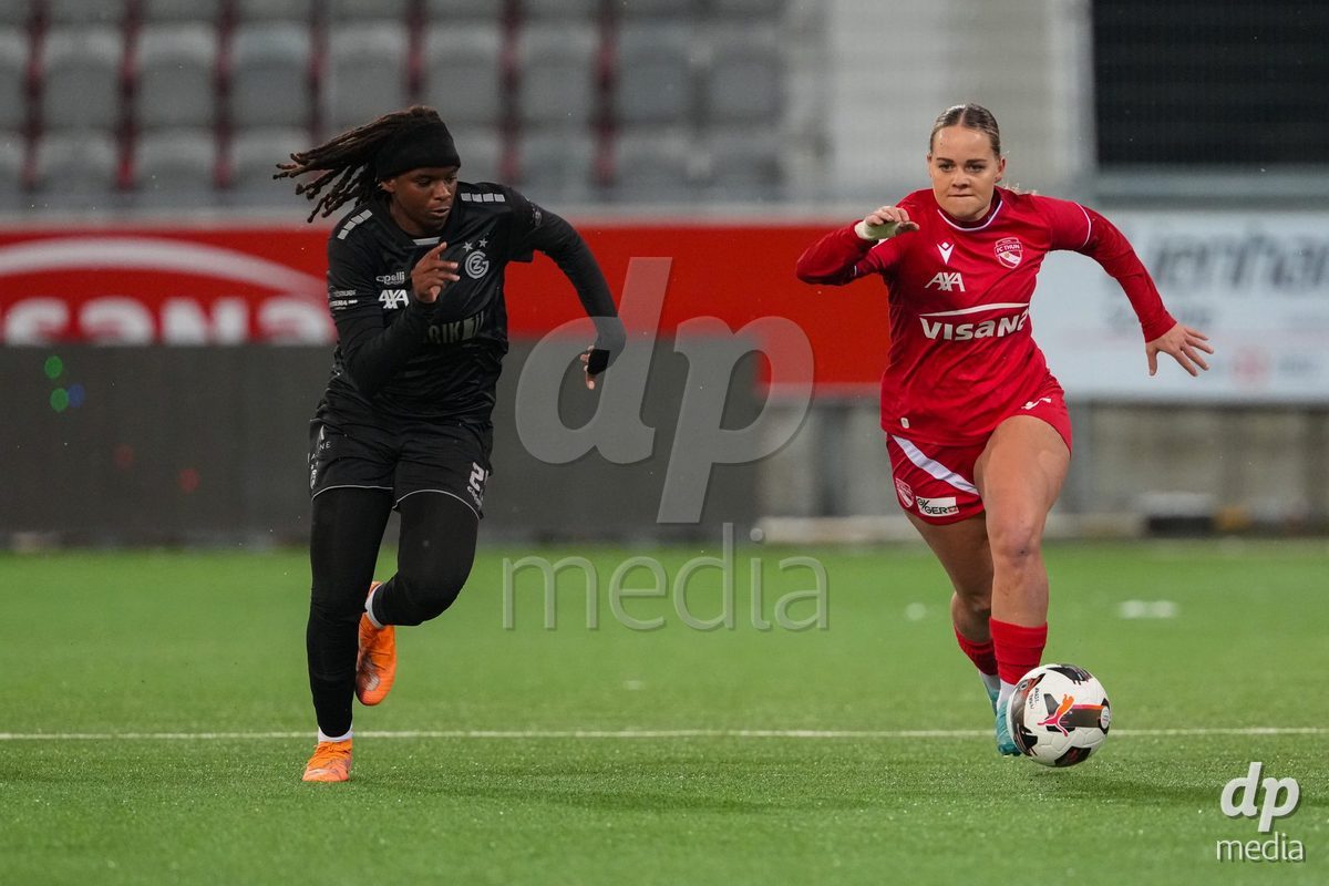 Schweiz: Axa Womens Super League 2025/26, FC Thun vs GC Frauenfussball - Stockhorn Arena, Thun: Rilana Ueltschi (29 Thun) im Duell mit Landryna Cindy Intaka Lushimba Bilombi (25 GCZ)