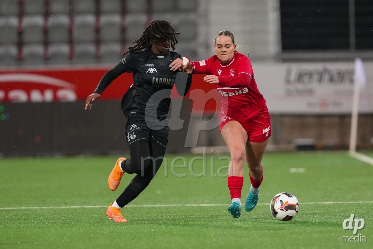 Schweiz: Axa Womens Super League 2025/26, FC Thun vs GC Frauenfussball - Stockhorn Arena, Thun: Rilana Ueltschi (29 Thun) im Duell mit Landryna Cindy Intaka Lushimba Bilombi (25 GCZ)
