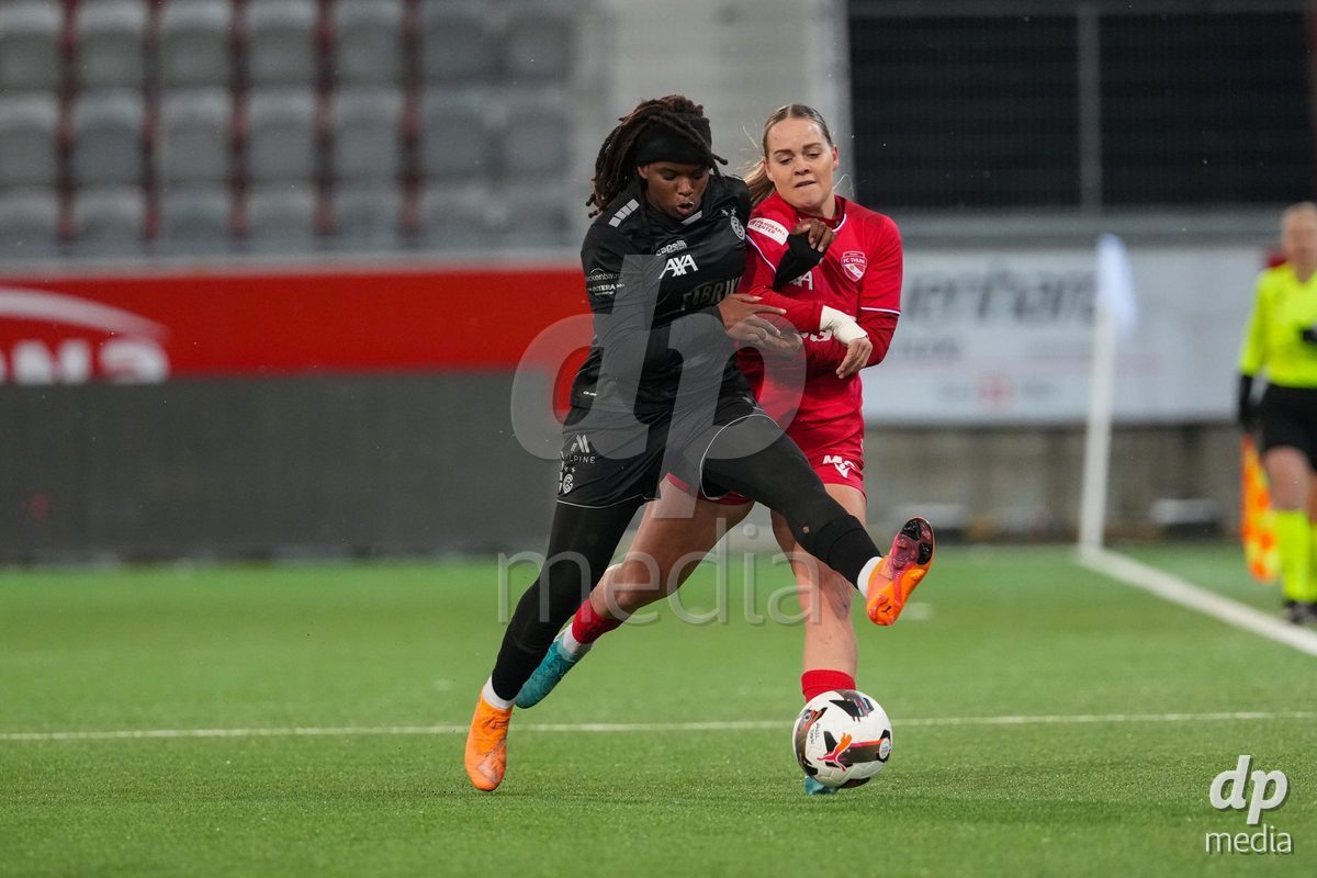 Schweiz: Axa Womens Super League 2025/26, FC Thun vs GC Frauenfussball - Stockhorn Arena, Thun: Landryna Cindy Intaka Lushimba Bilombi (25 GCZ) im Duell mit Rilana Ueltschi (29 Thun)
