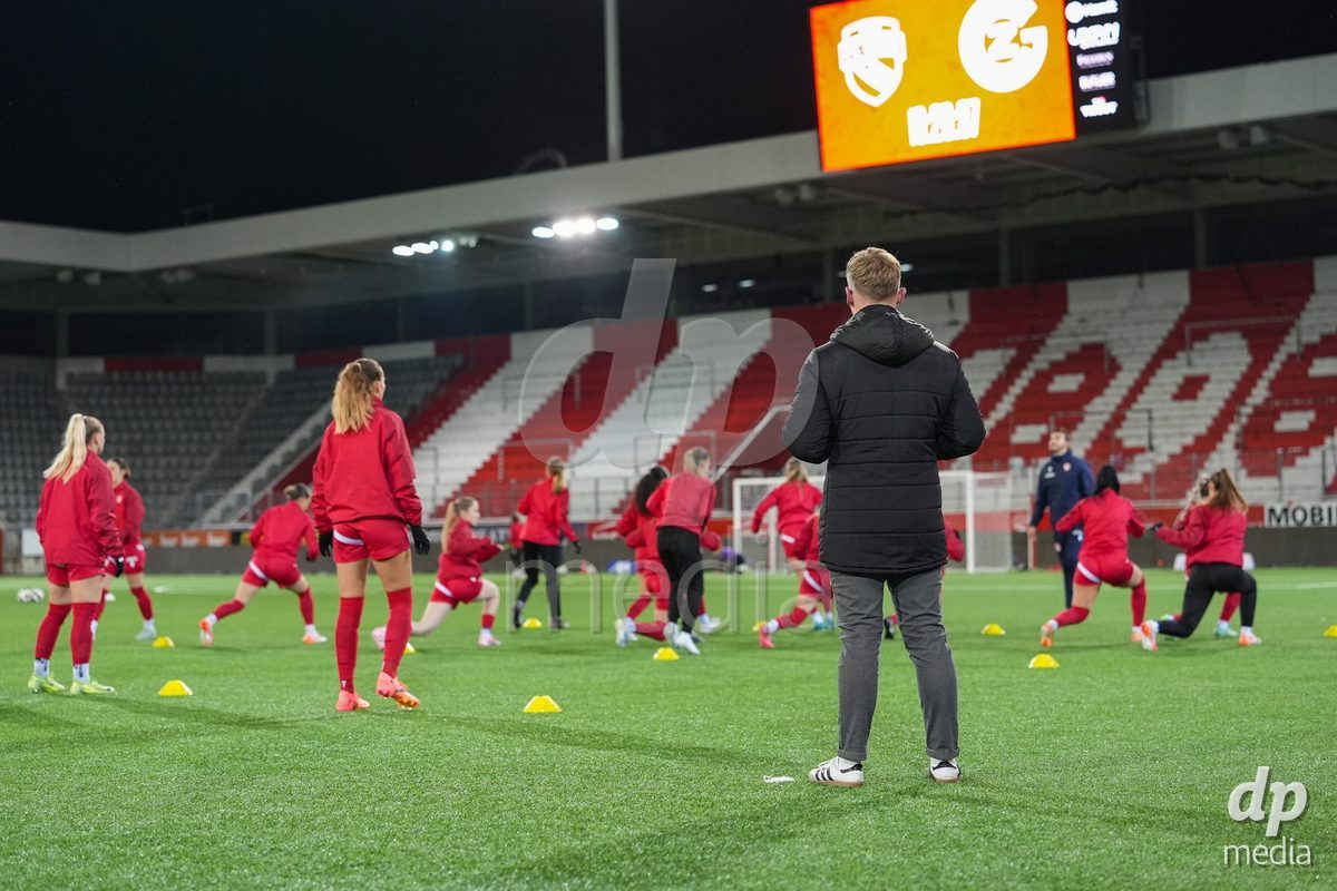 Schweiz: Axa Womens Super League 2025/26, FC Thun vs GC Frauenfussball - Stockhorn Arena, Thun: Head Coach Jason Antille (Thun) schaut den Spielerinnen des FC Thun beim aufwärmen zu