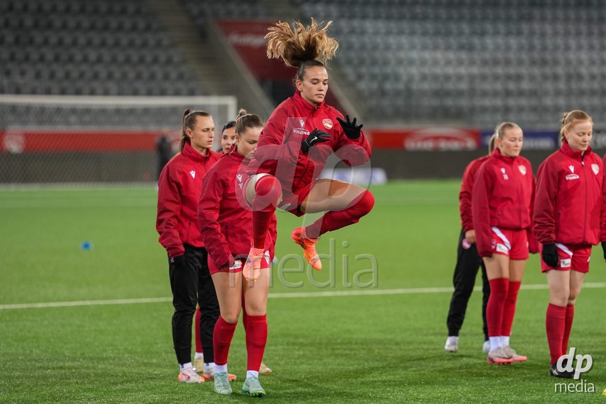 Schweiz: Axa Womens Super League 2025/26, FC Thun vs GC Frauenfussball - Stockhorn Arena, Thun: Sina Schüpbach - Sina Schupbach (5 Thun) während des Aufwärmens