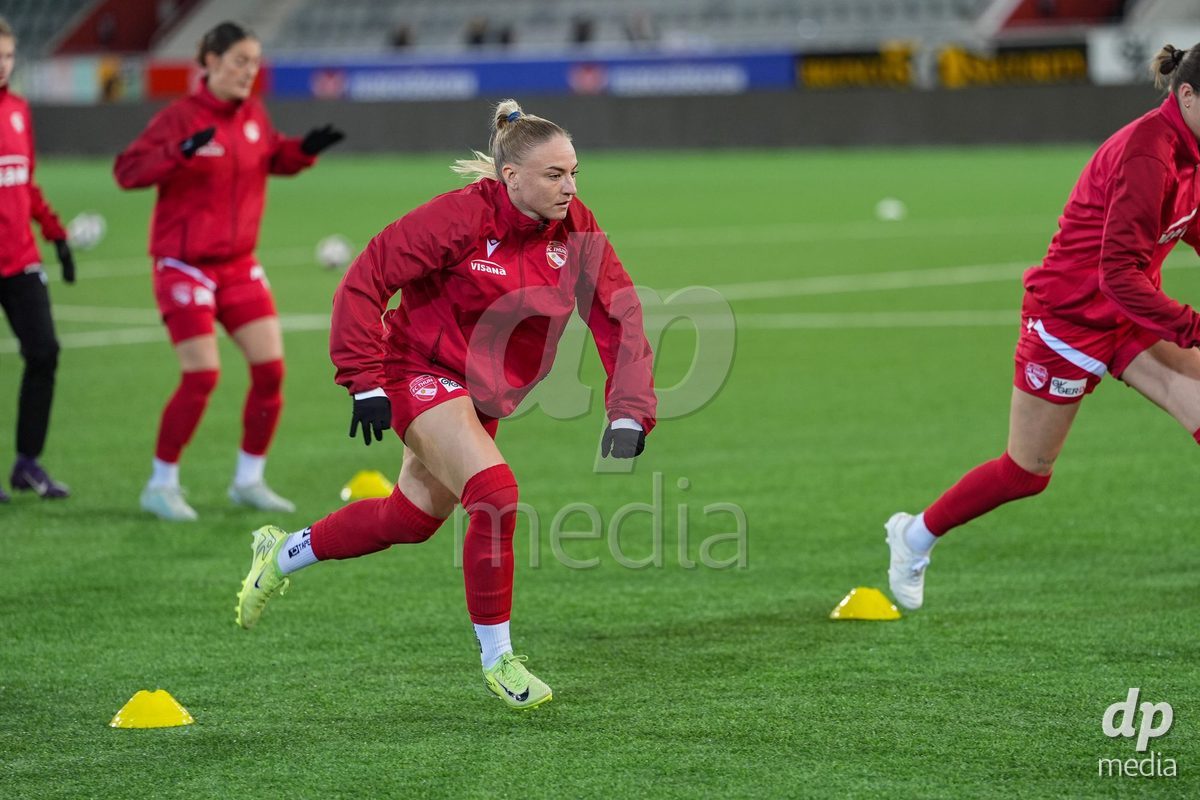 Schweiz: Axa Womens Super League 2025/26, FC Thun vs GC Frauenfussball - Stockhorn Arena, Thun: Shenia Schmid (61 Thun) während des Aufwärmens