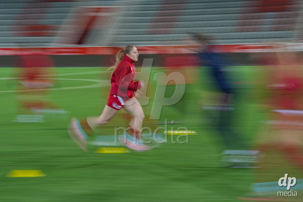 Schweiz: Axa Womens Super League 2025/26, FC Thun vs GC Frauenfussball - Stockhorn Arena, Thun: Sarah Kieffer (13 Thun) während des Aufwärmens