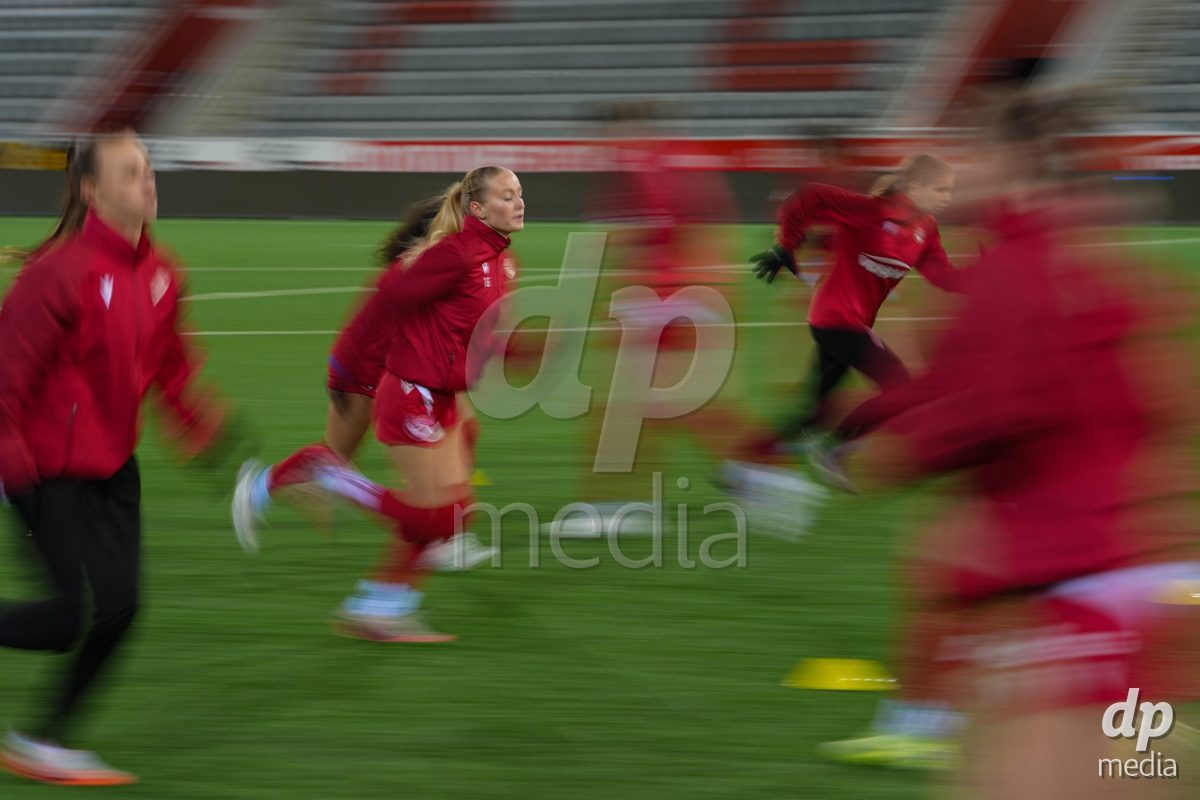 Schweiz: Axa Womens Super League 2025/26, FC Thun vs GC Frauenfussball - Stockhorn Arena, Thun: Nicole Tiller (16 Thun) während des Aufwärmens