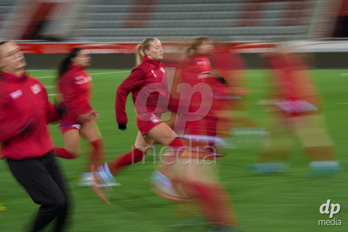 Schweiz: Axa Womens Super League 2025/26, FC Thun vs GC Frauenfussball - Stockhorn Arena, Thun: Nicole Tiller (16 Thun) während des Aufwärmens
