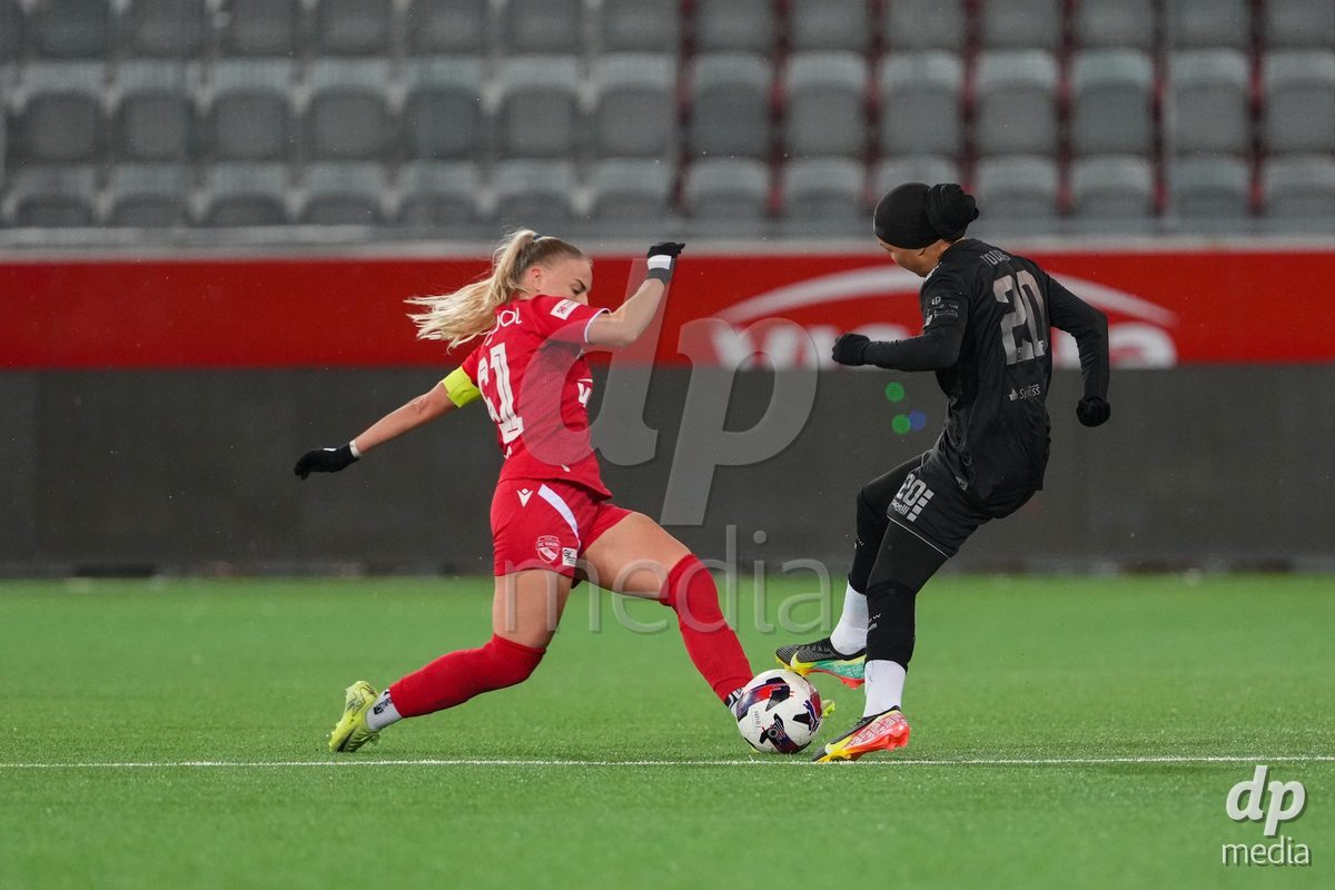 Schweiz: Axa Womens Super League 2025/26, FC Thun vs GC Frauenfussball - Stockhorn Arena, Thun: Shenia Schmid (61 Thun) im Duell mit Imane Touriss (20 GCZ)
