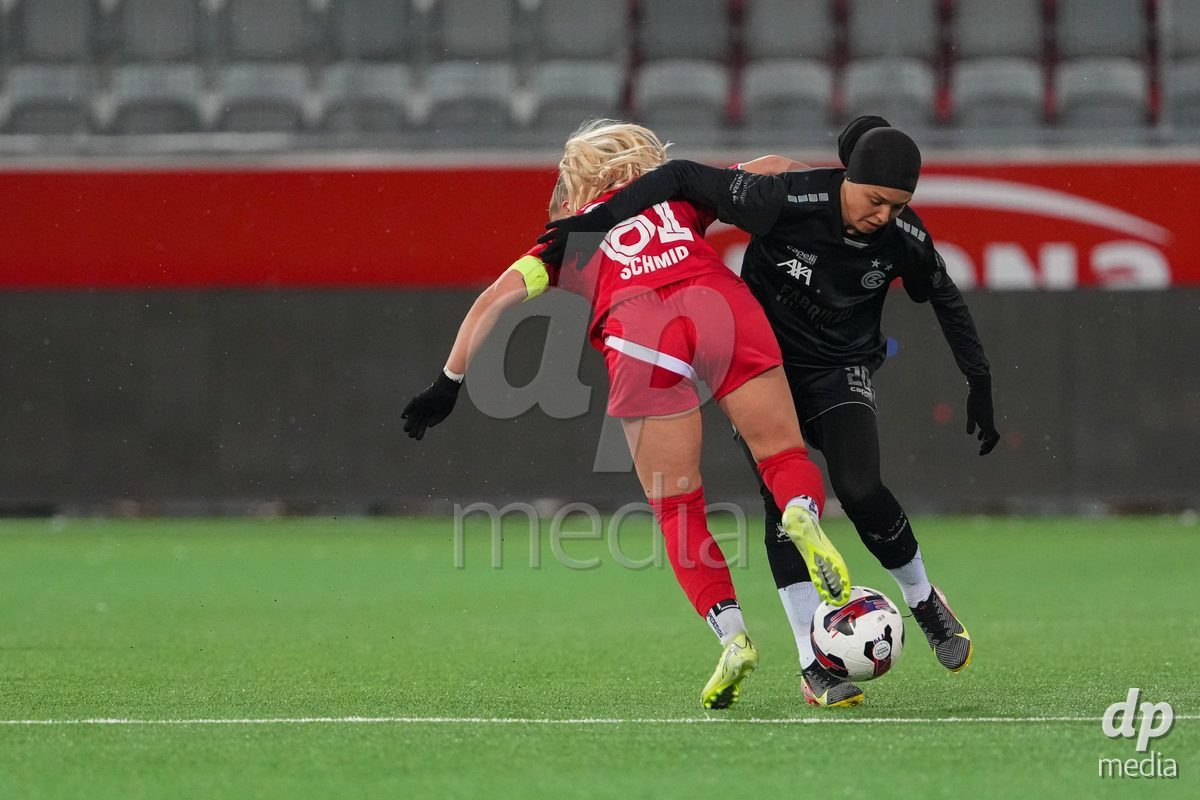 Schweiz: Axa Womens Super League 2025/26, FC Thun vs GC Frauenfussball - Stockhorn Arena, Thun: Shenia Schmid (61 Thun) im Duell mit Imane Touriss (20 GCZ)