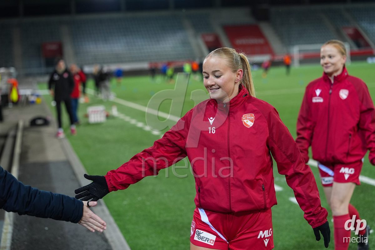 Schweiz: Axa Womens Super League 2025/26, FC Thun vs GC Frauenfussball - Stockhorn Arena, Thun: Nicole Tiller (16 Thun) vor dem Spiel