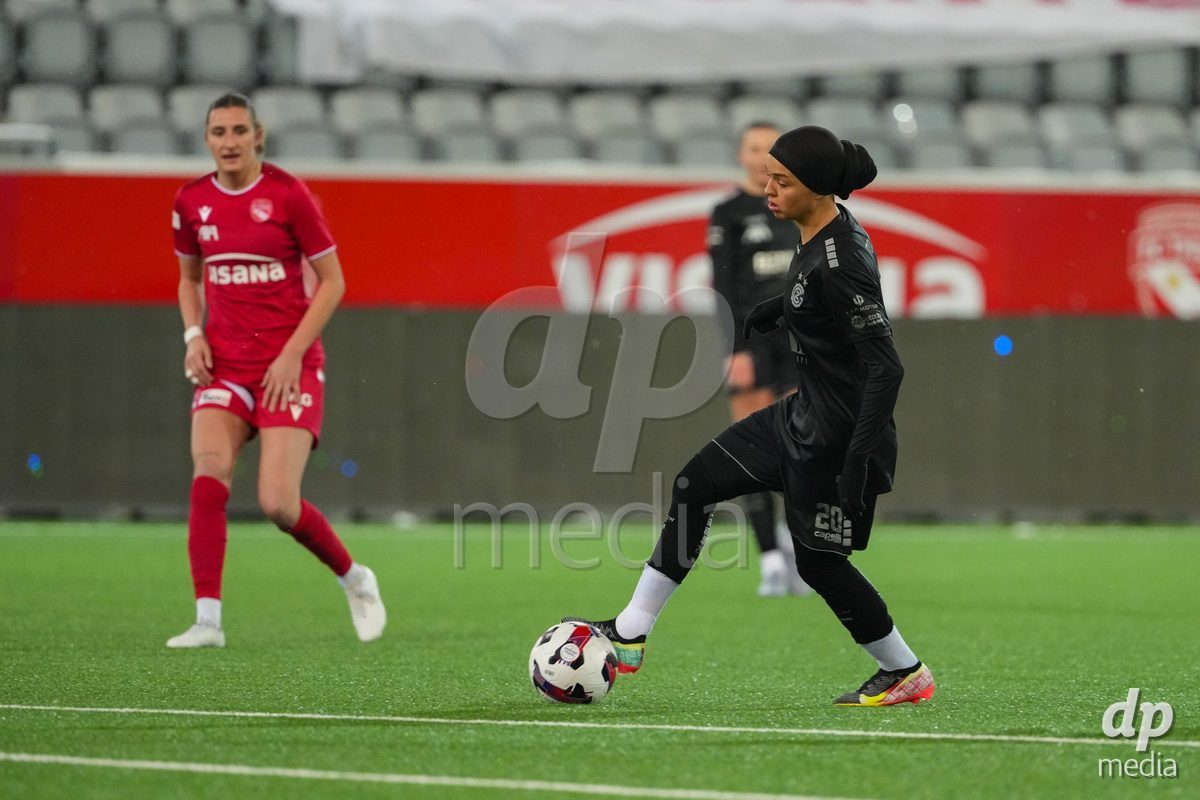 Schweiz: Axa Womens Super League 2025/26, FC Thun vs GC Frauenfussball - Stockhorn Arena, Thun: Imane Touriss (20 GCZ) in aktion