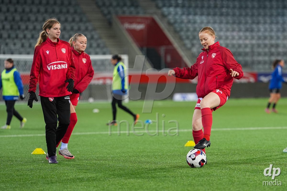 Schweiz: Axa Womens Super League 2025/26, FC Thun vs GC Frauenfussball - Stockhorn Arena, Thun: Karen Martin (25 Thun) während des Aufwärmens
