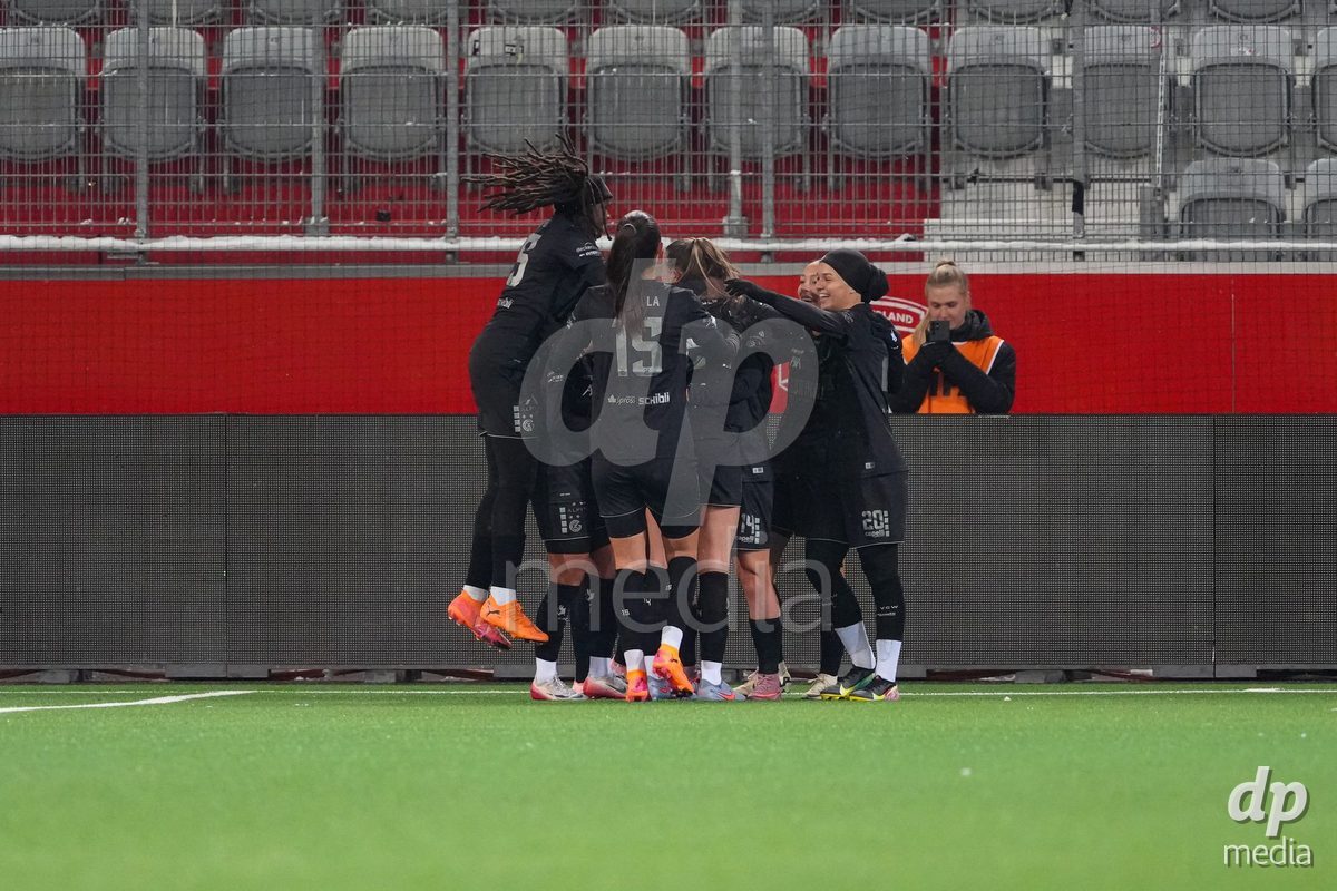 Schweiz: Axa Womens Super League 2025/26, FC Thun vs GC Frauenfussball - Stockhorn Arena, Thun: Nicole Arcangeli (14 GCZ) im Duell mit mit dem Team
