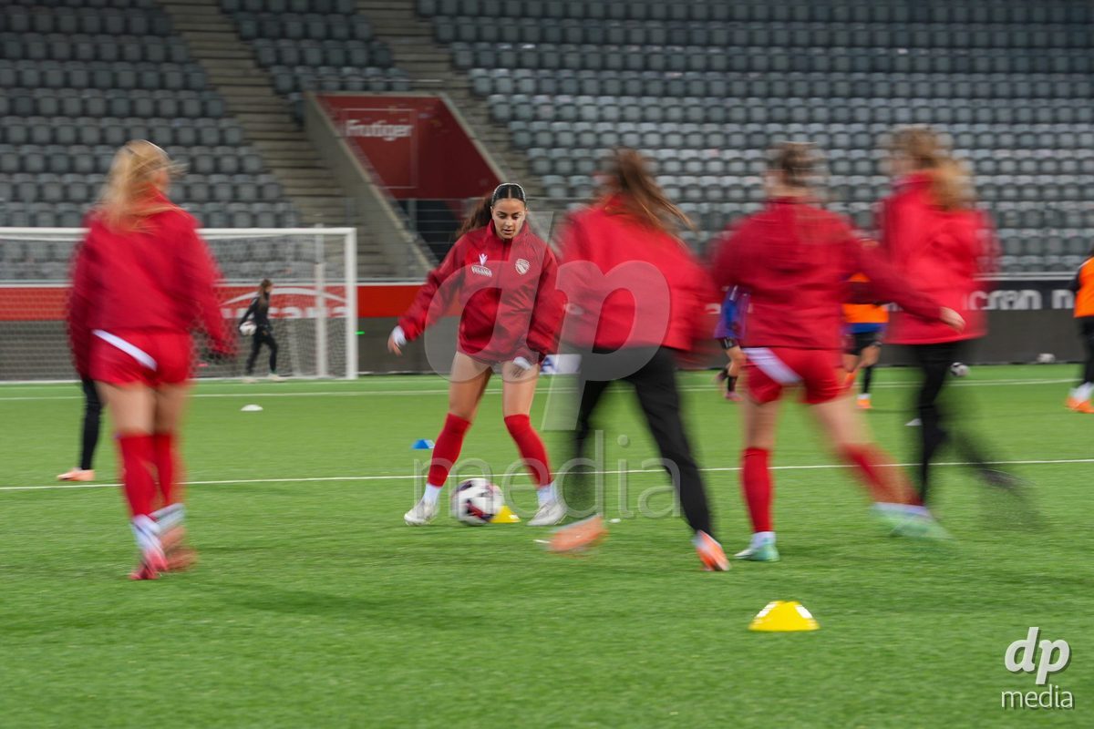 Schweiz: Axa Womens Super League 2025/26, FC Thun vs GC Frauenfussball - Stockhorn Arena, Thun: Rani Christelle Müller - Rani Christelle Muller (4 Thun) während des Aufwärmens