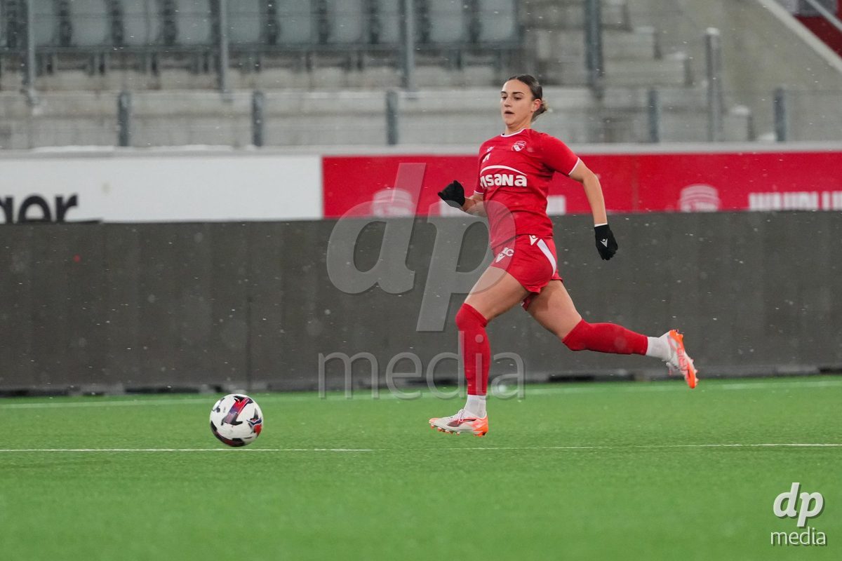 Schweiz: Axa Womens Super League 2025/26, FC Thun vs GC Frauenfussball - Stockhorn Arena, Thun: Jael Jost (77 Thun) in aktion