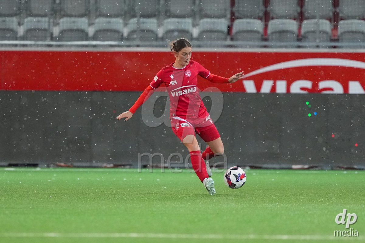 Schweiz: Axa Womens Super League 2025/26, FC Thun vs GC Frauenfussball - Stockhorn Arena, Thun: Sophie Aeberhard (3 Thun) in aktion