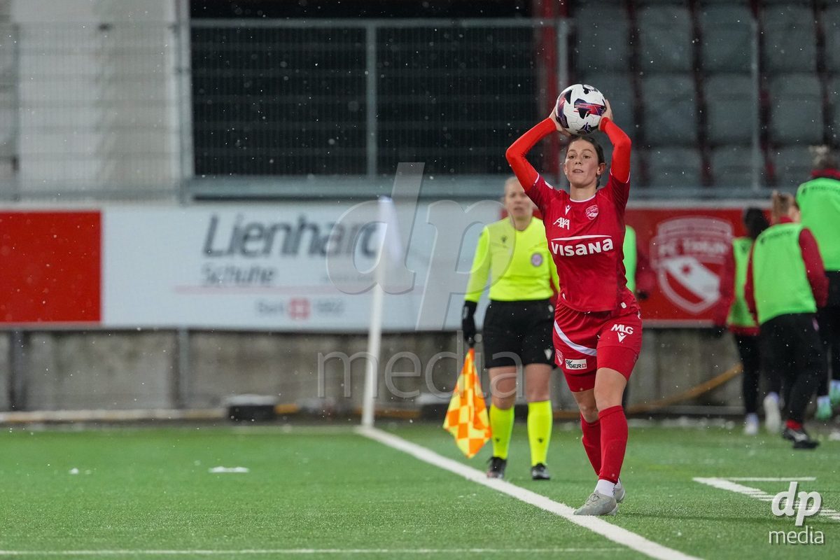 Schweiz: Axa Womens Super League 2025/26, FC Thun vs GC Frauenfussball - Stockhorn Arena, Thun: Sophie Aeberhard (3 Thun) in aktion