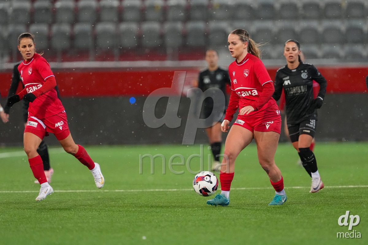 Schweiz: Axa Womens Super League 2025/26, FC Thun vs GC Frauenfussball - Stockhorn Arena, Thun: Rilana Ueltschi (29 Thun) in aktion