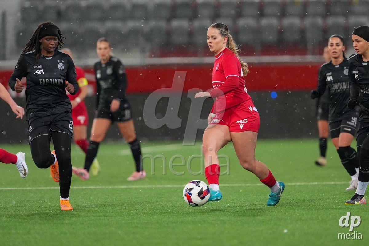 Schweiz: Axa Womens Super League 2025/26, FC Thun vs GC Frauenfussball - Stockhorn Arena, Thun: Rilana Ueltschi (29 Thun) in aktion