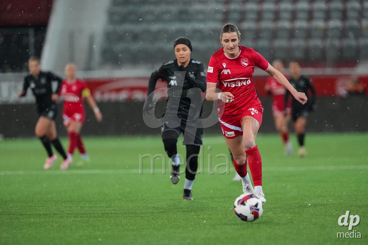 Schweiz: Axa Womens Super League 2025/26, FC Thun vs GC Frauenfussball - Stockhorn Arena, Thun: Celine Batschelet (70 Thun) in aktion