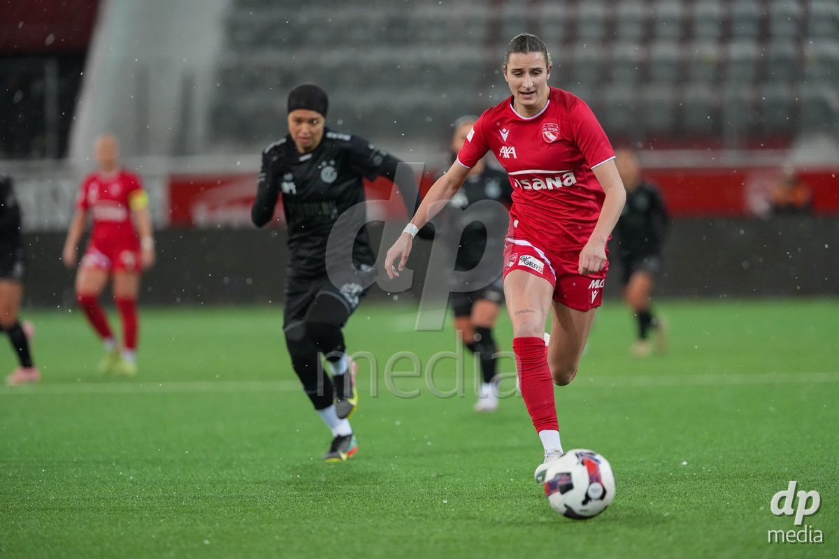 Schweiz: Axa Womens Super League 2025/26, FC Thun vs GC Frauenfussball - Stockhorn Arena, Thun: Celine Batschelet (70 Thun) in aktion