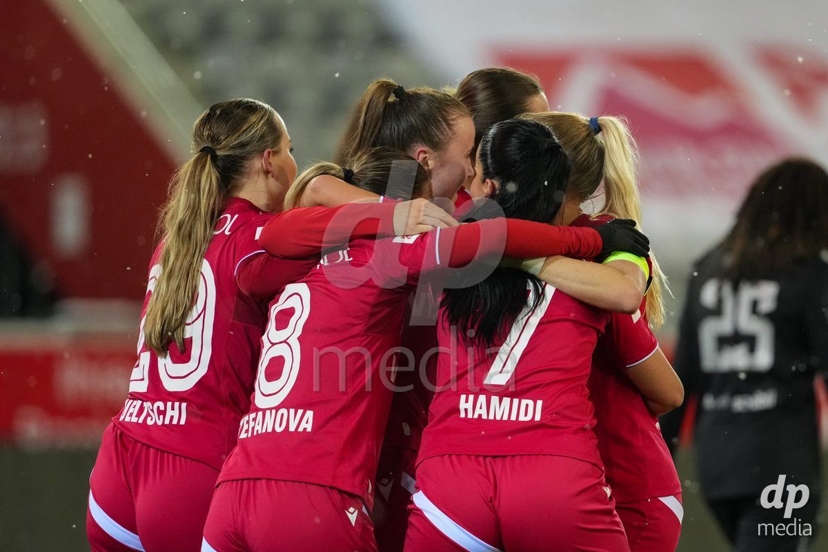 Schweiz: Axa Womens Super League 2025/26, FC Thun vs GC Frauenfussball - Stockhorn Arena, Thun: Janine Minnig (9 Thun) jubelt nach ihrem tor mit dem Team