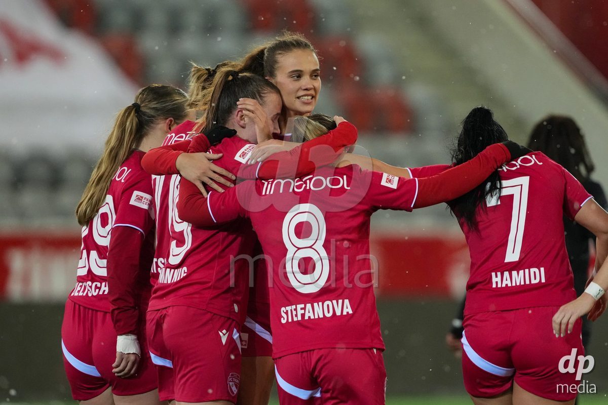 Schweiz: Axa Womens Super League 2025/26, FC Thun vs GC Frauenfussball - Stockhorn Arena, Thun: Janine Minnig (9 Thun) jubelt nach ihrem tor mit dem Team