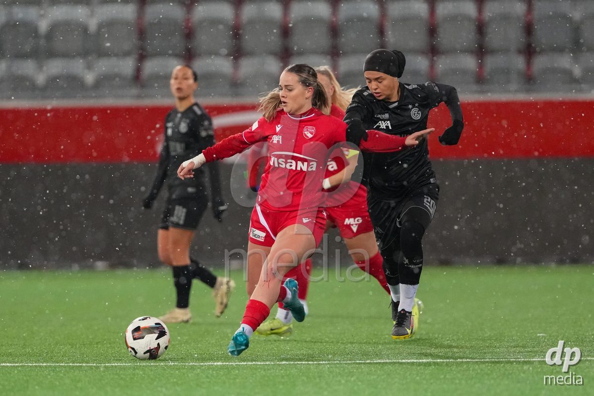 Schweiz: Axa Womens Super League 2025/26, FC Thun vs GC Frauenfussball - Stockhorn Arena, Thun: Rilana Ueltschi (29 Thun) im Duell mit Imane Touriss (20 GCZ)