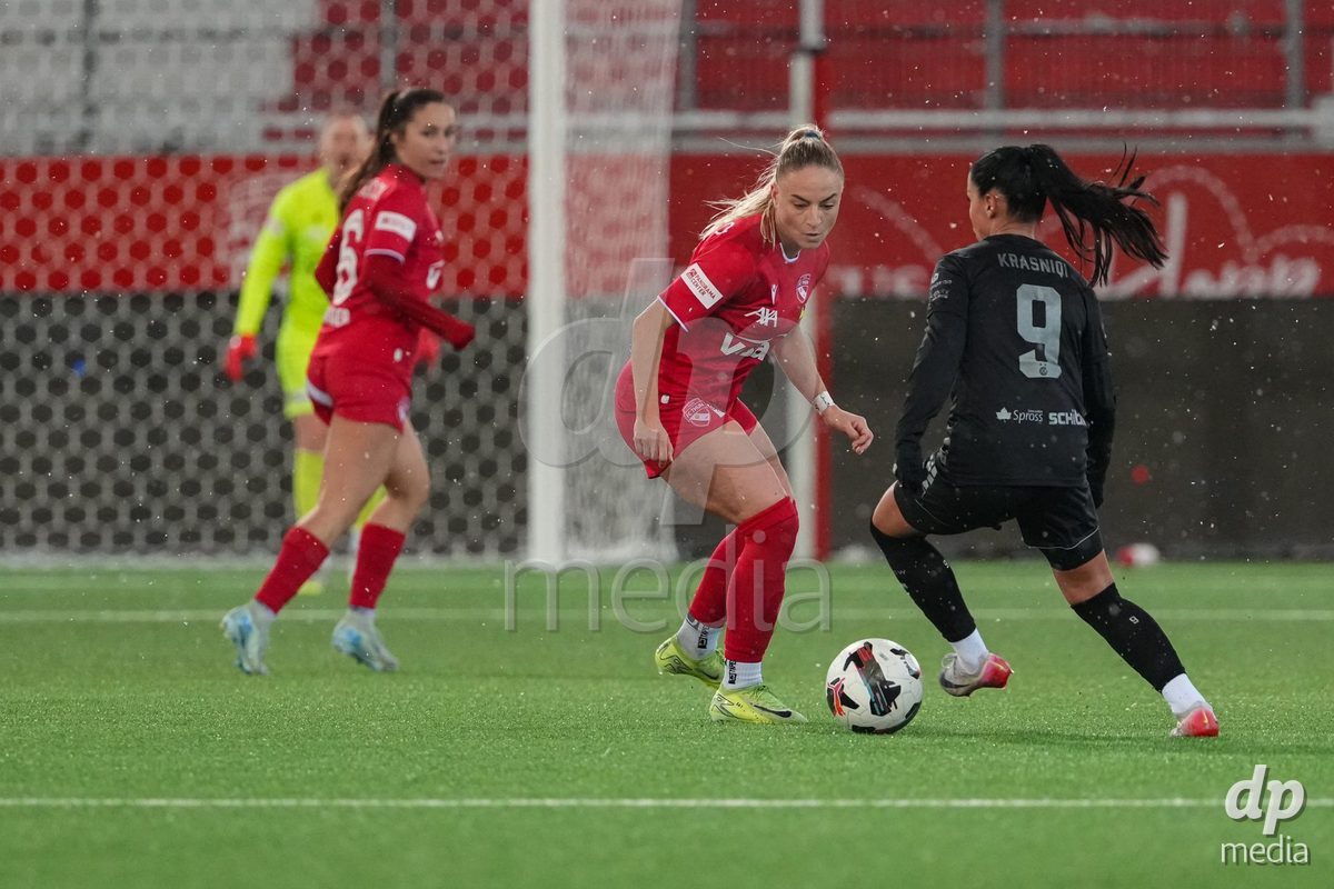 Schweiz: Axa Womens Super League 2025/26, FC Thun vs GC Frauenfussball - Stockhorn Arena, Thun: Qendresa Krasniqi (9 GCZ) im Duell mit Shenia Schmid (61 Thun)