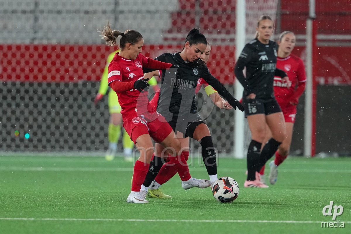 Schweiz: Axa Womens Super League 2025/26, FC Thun vs GC Frauenfussball - Stockhorn Arena, Thun: Qendresa Krasniqi (9 GCZ) im Duell mit Simona Rumyanova Petkova (8 Thun)