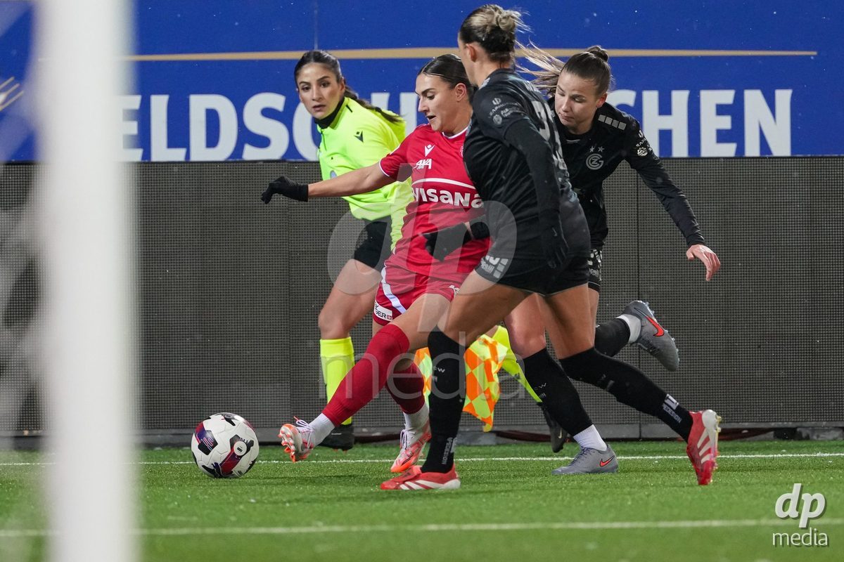 Schweiz: Axa Womens Super League 2025/26, FC Thun vs GC Frauenfussball - Stockhorn Arena, Thun: Jael Jost (77 Thun) im Duell mit Giulia Looser (24 GCZ) und Viola Avduli (23 GCZ)
