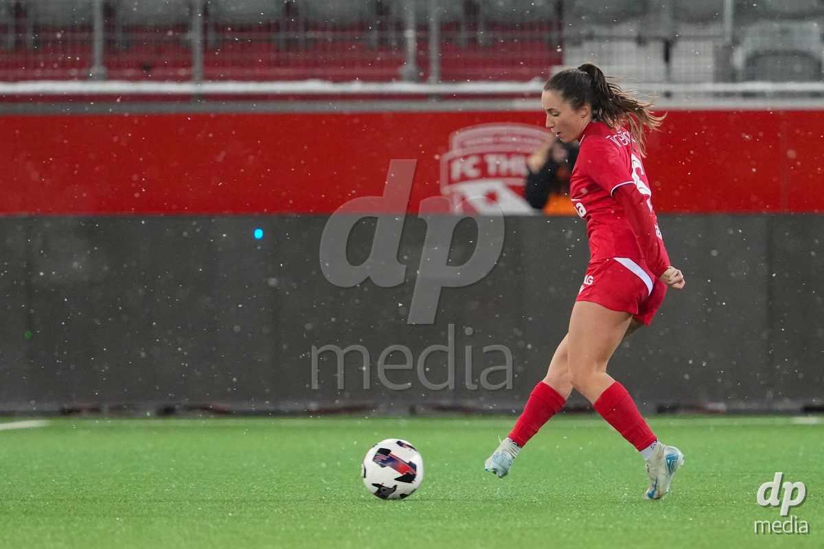 Schweiz: Axa Womens Super League 2025/26, FC Thun vs GC Frauenfussball - Stockhorn Arena, Thun: Alisha Heiniger (6 Thun) in aktion