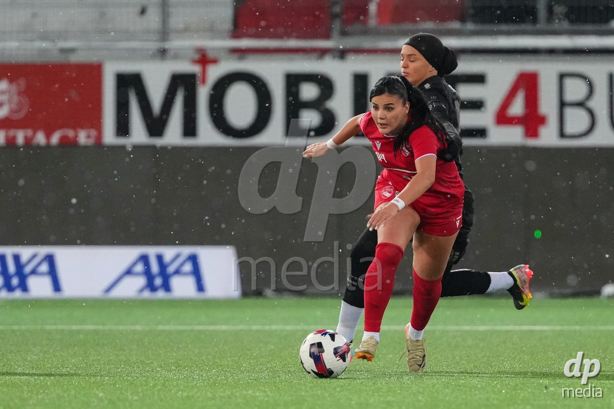 Schweiz: Axa Womens Super League 2025/26, FC Thun vs GC Frauenfussball - Stockhorn Arena, Thun: Mimoza Hamidi (7 Thun) im Duell mit Imane Touriss (20 GCZ)