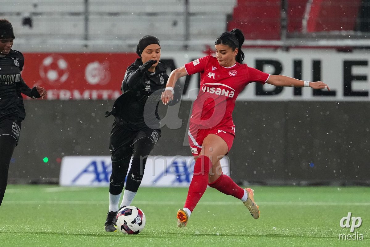 Schweiz: Axa Womens Super League 2025/26, FC Thun vs GC Frauenfussball - Stockhorn Arena, Thun: Mimoza Hamidi (7 Thun) im Duell mit Imane Touriss (20 GCZ)