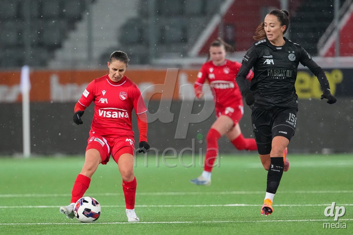 Schweiz: Axa Womens Super League 2025/26, FC Thun vs GC Frauenfussball - Stockhorn Arena, Thun: Simona Rumyanova Petkova (8 Thun) im Duell mit Marta Cazalla Garcia (15 GCZ)