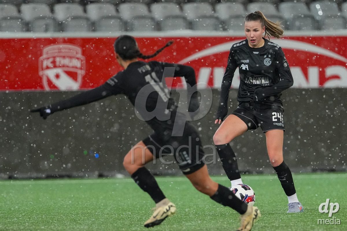 Schweiz: Axa Womens Super League 2025/26, FC Thun vs GC Frauenfussball - Stockhorn Arena, Thun: Giulia Looser (24 GCZ) in aktion